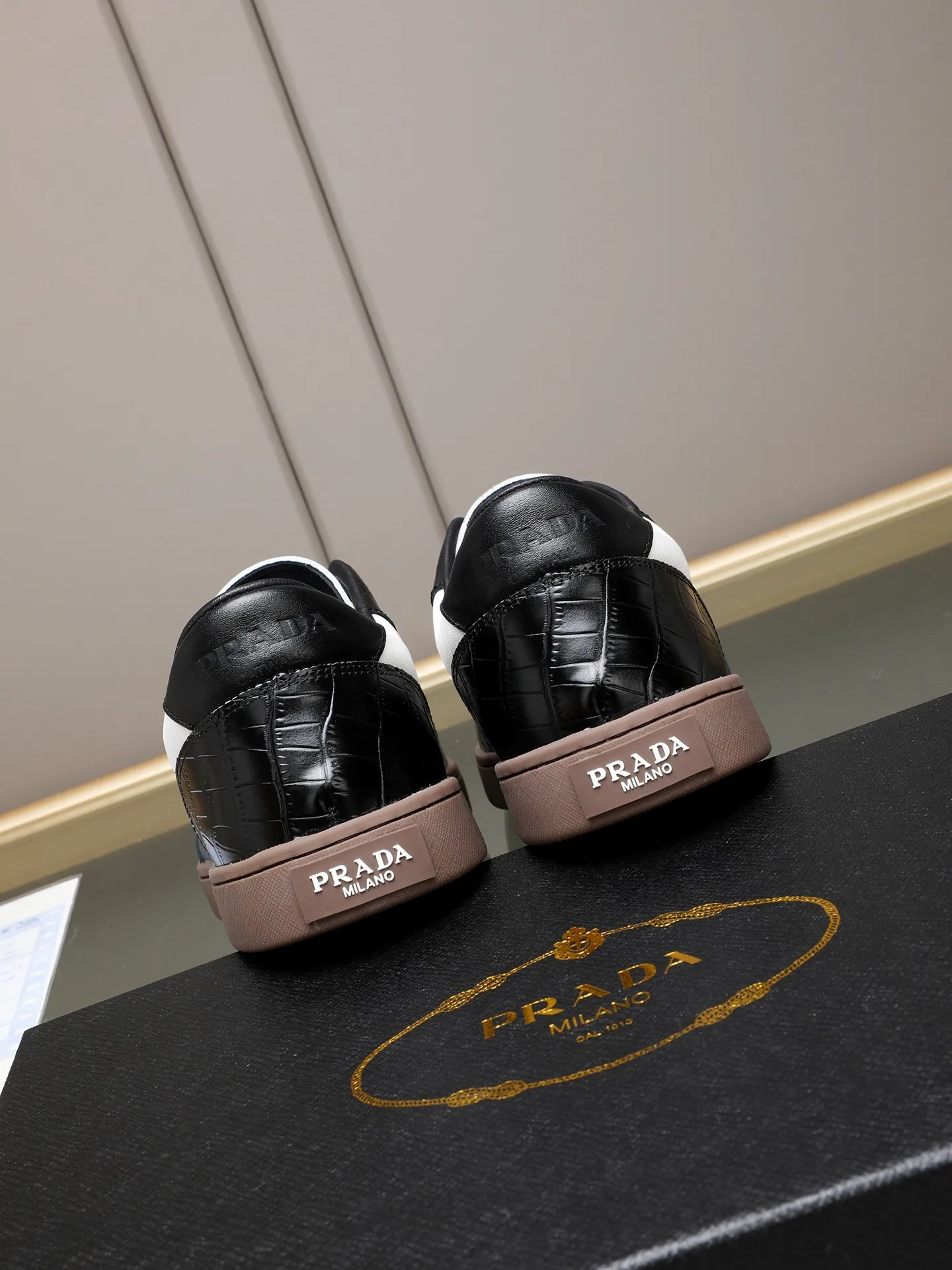 Men's shoes💰420💰 Brand: PRADA (Prada) Standard code: Men's code 38–44 (45 can be customized) Material: Original cowhide, breathable sheep lining Special outsole Style category: Men's fashionable casual sneakers Low-key luxury! Color: actual picture color